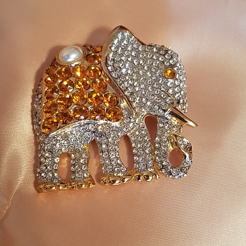 Elephant Rhinestone Pin 13$